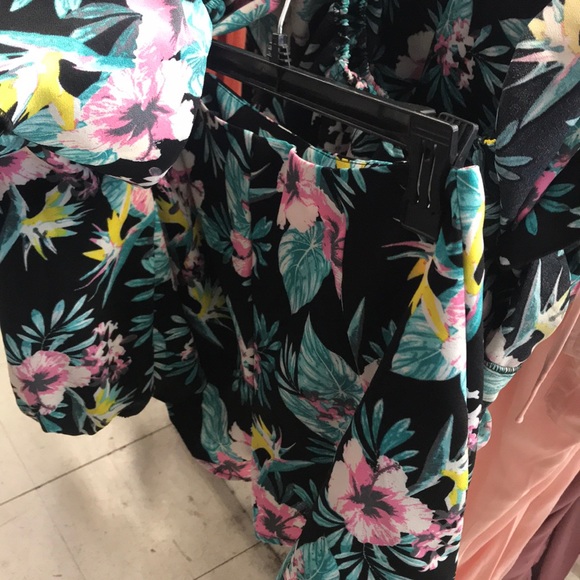 Top and short set - Picture 2 of 2